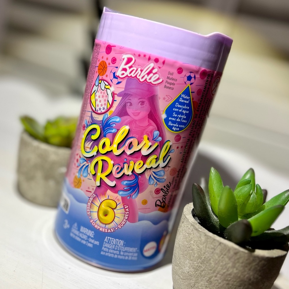 BARBIE COLOR REVEAL DOLL